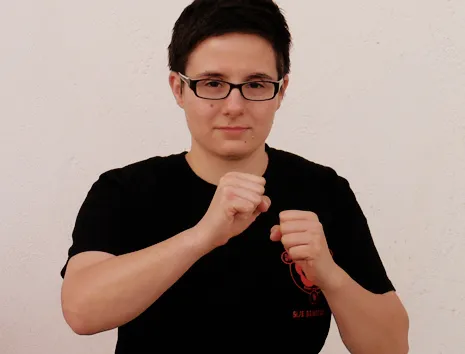 Portrait von Sije Maxine, engagierte Ausbilderin für Kids Kung Fu